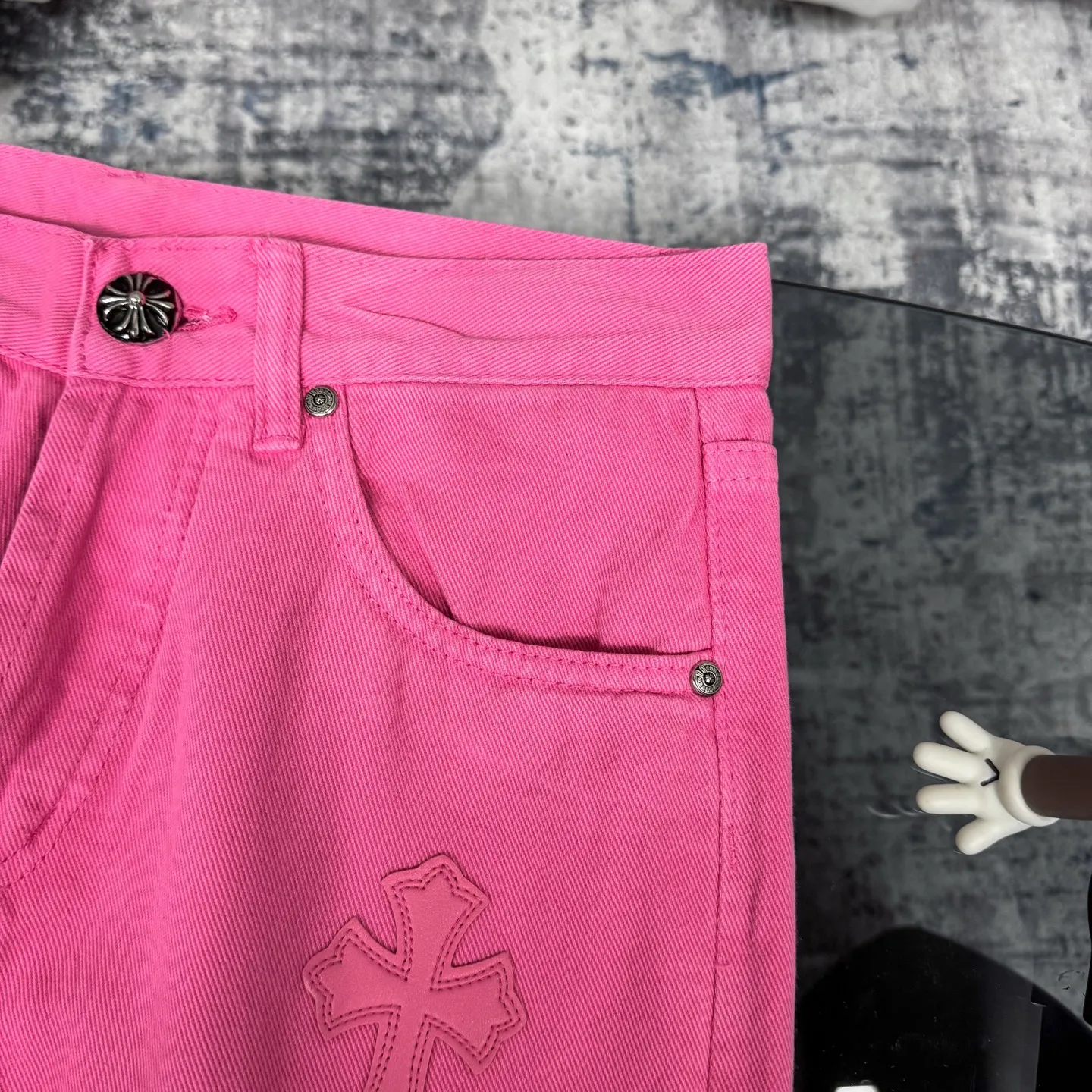 P260 Chrome hearts｜ch Chrome Hearts Limited Barbie Pink Leather Jeans for Girls - Charming dopamine personalized jeans, indispensable for fashionistas, the same model for celebrities, and one touted by many bloggers. This new pair of pants is perfect in terms of shape and upper body. It is no exaggeration to say that making a pair of jeans is equivalent to making 20 short-sleeved pieces. The fabric is made of high-quality imported denim. It has a unique high-end texture. I am very satisfied with it after washing and proofing several times.  Color: Barbie Pink Size: 28/30/32/34 Waist: 74/76/78/80 Pants Length: 101/102/103/104